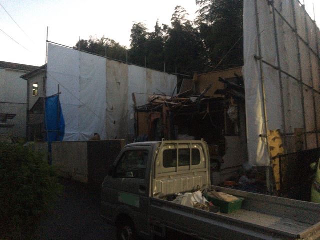 神奈川県川崎市多摩区枡形の 軽量鉄骨造2階建て解体工事中の様子です。